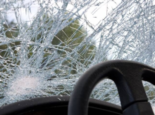 Երևան-Գյումրի ճանապարհին «Օպելը» բախվել է արգելապատնեշին և կողաշրջվել