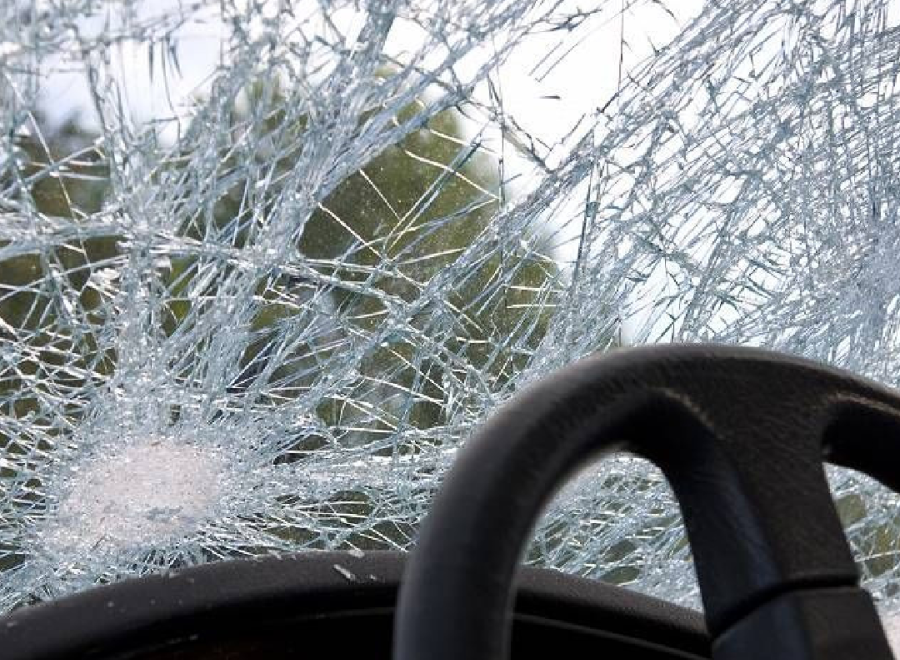 Երևան-Գյումրի ճանապարհին «Օպելը» բախվել է արգելապատնեշին և կողաշրջվել