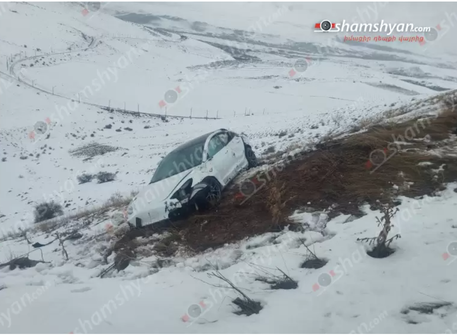 On the Sevan-Yerevan highway, "Tesla" left the traffic lane, collided with iron barriers, concrete pillars and ended up in a ravine.